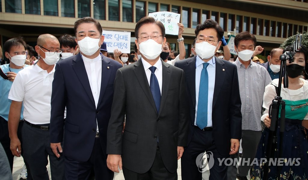 이재명, 개딸 환호 속 출정식…검경 직격 "동네 선무당 굿하듯"