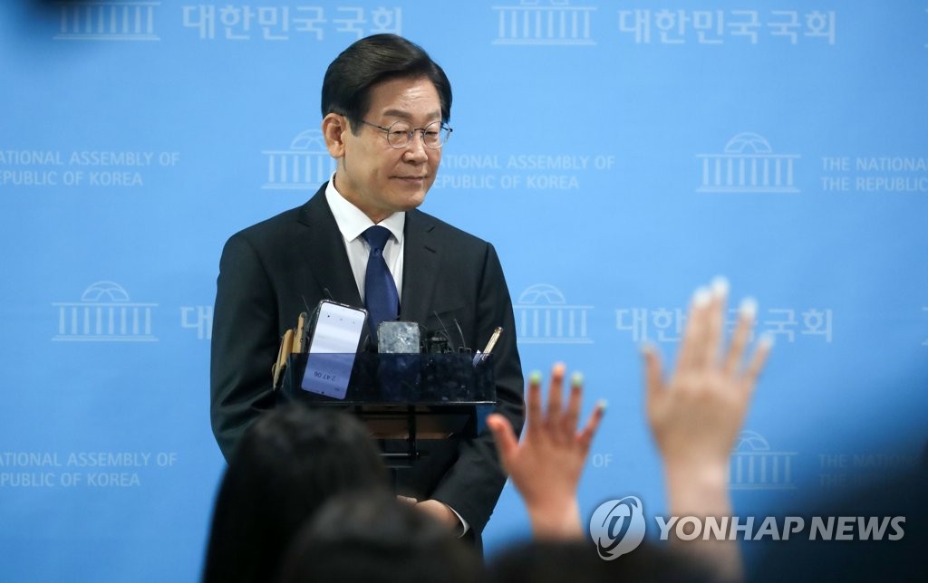 경찰 "김혜경 법인카드 의혹 수사, 내달 중순 마무리할 듯"