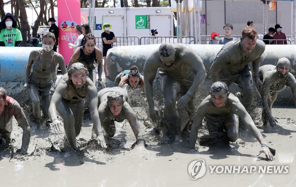 '태풍도 못 막는 여름휴가'…전국 해수욕장·축제장 등 북적