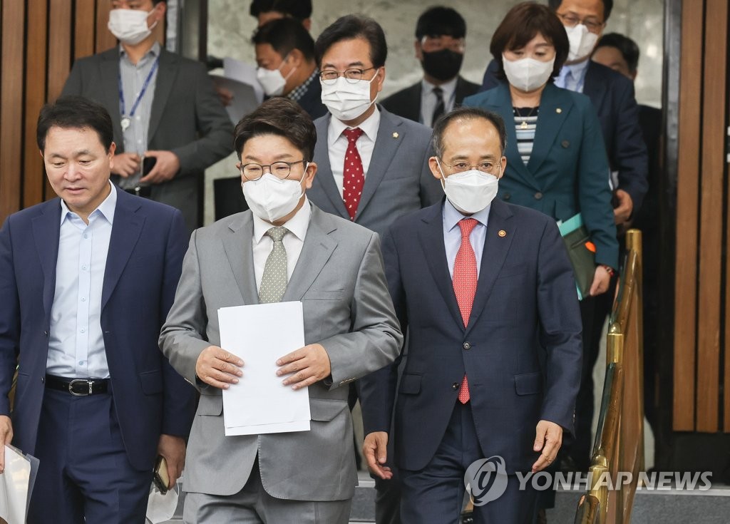 당정 "고물가·성장둔화 우려…'세부담 완화' 적극 대응" 공감대(종합)