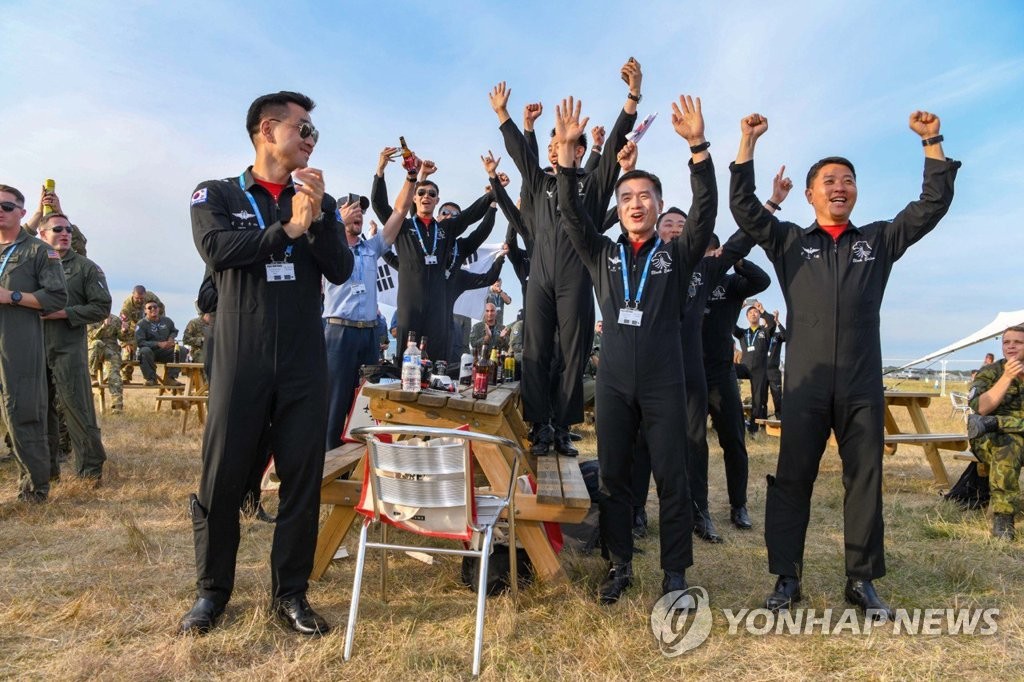 [고침] 정치(영국 하늘에 태극마크 그린 '블랙이글스'…최…)