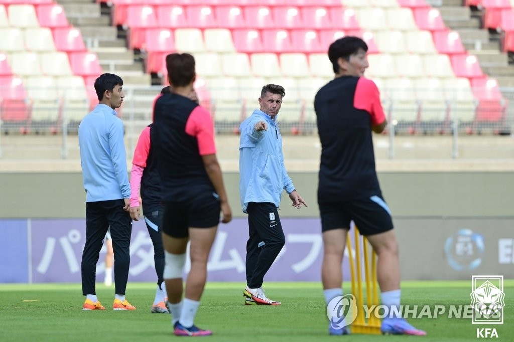 We lost the women's soccer match between Korea and Japan...  Park Eun-sun's 'High Altitude Play' shined