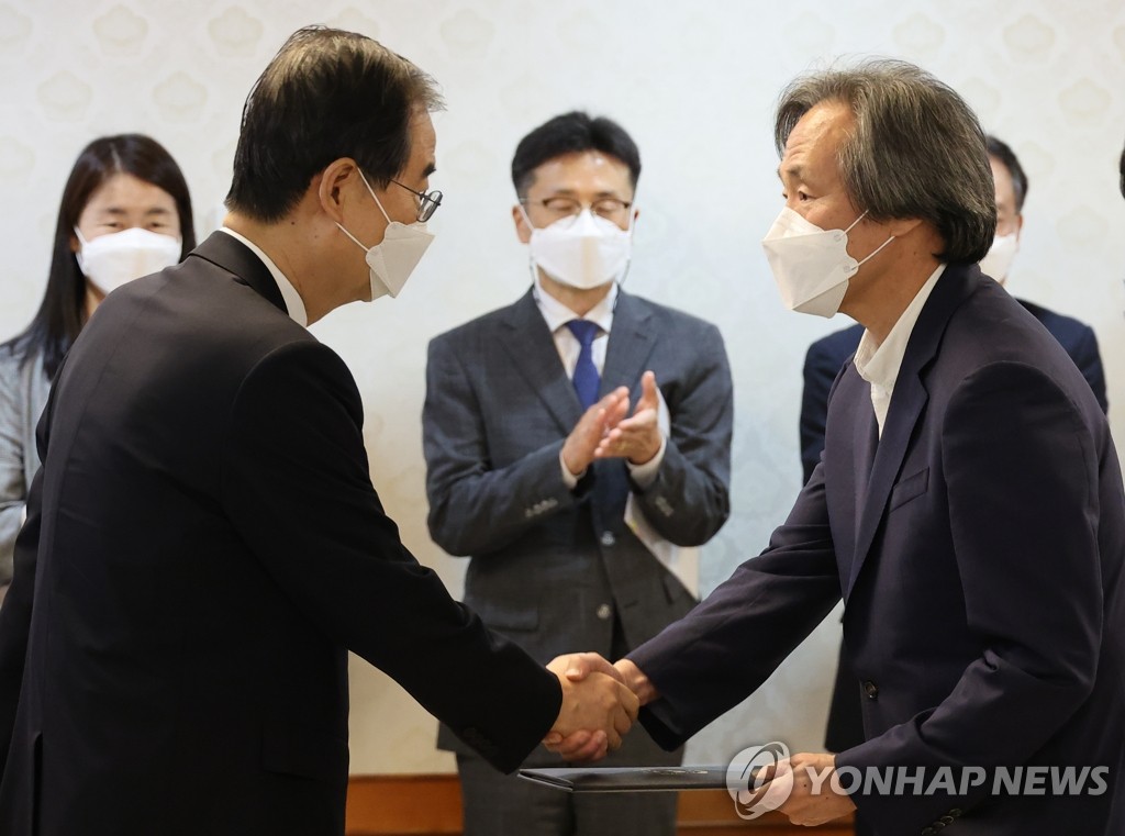 한총리 "내일 코로나 추가 대책 발표…요양병원 면회 제한 검토"(종합)