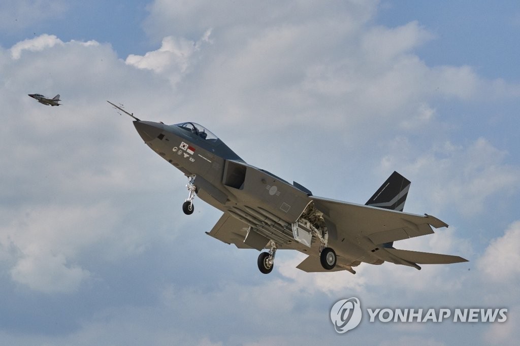 국산 KF-21 전투기, 랜딩기어 접고 39분 비행…2차 비행 성공(종합)