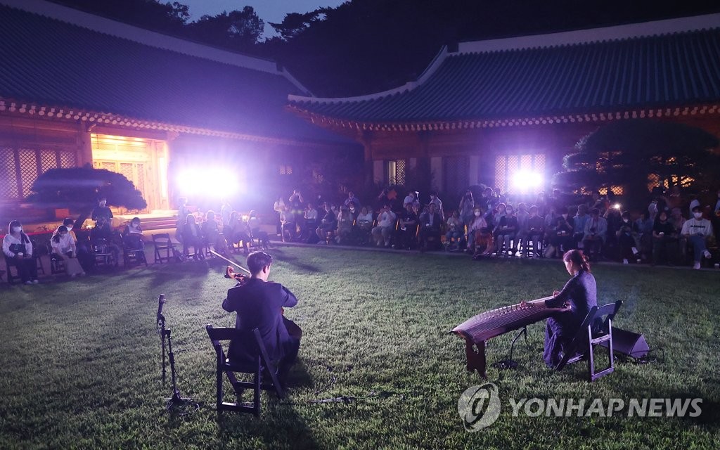 "밤에도 매력 만점"…청와대에서 느끼는 여름밤의 정취