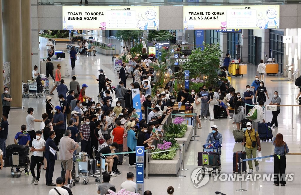 내일부터 입국 1일차에 PCR 검사…해외유입 증가에 방역 강화