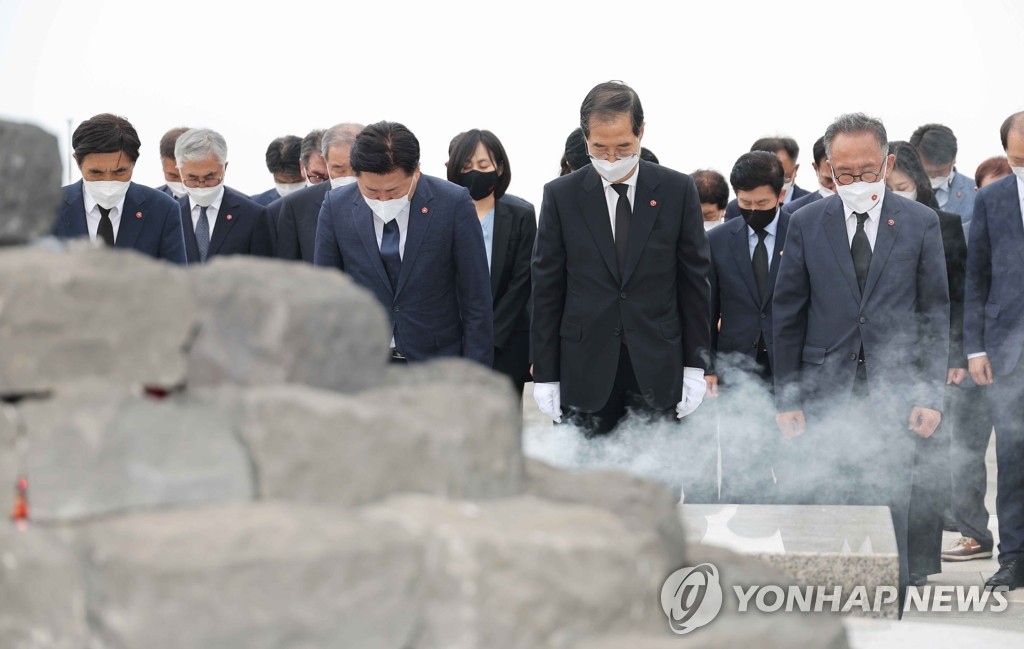 한총리, 제주서 첫개최 4·3위원회 참석…"완연한 봄 위해 최선"(종합)