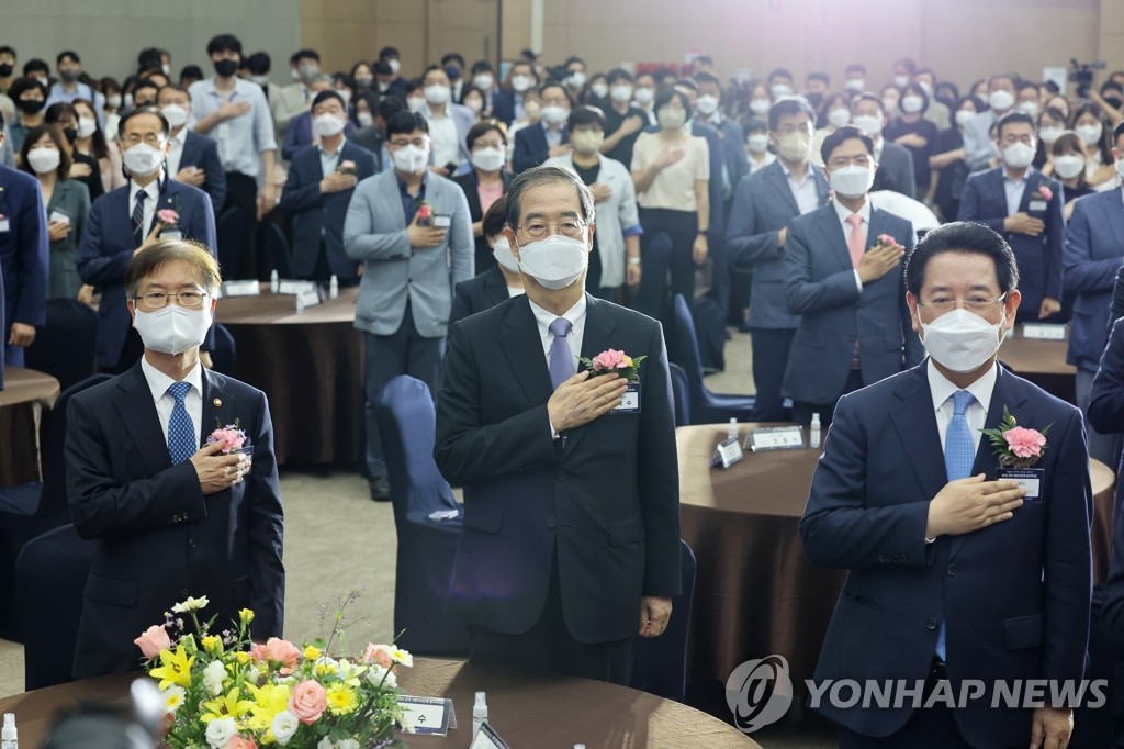 한총리 "일자리정책, 민간 주도하고 정부 뒷받침하도록 전환"