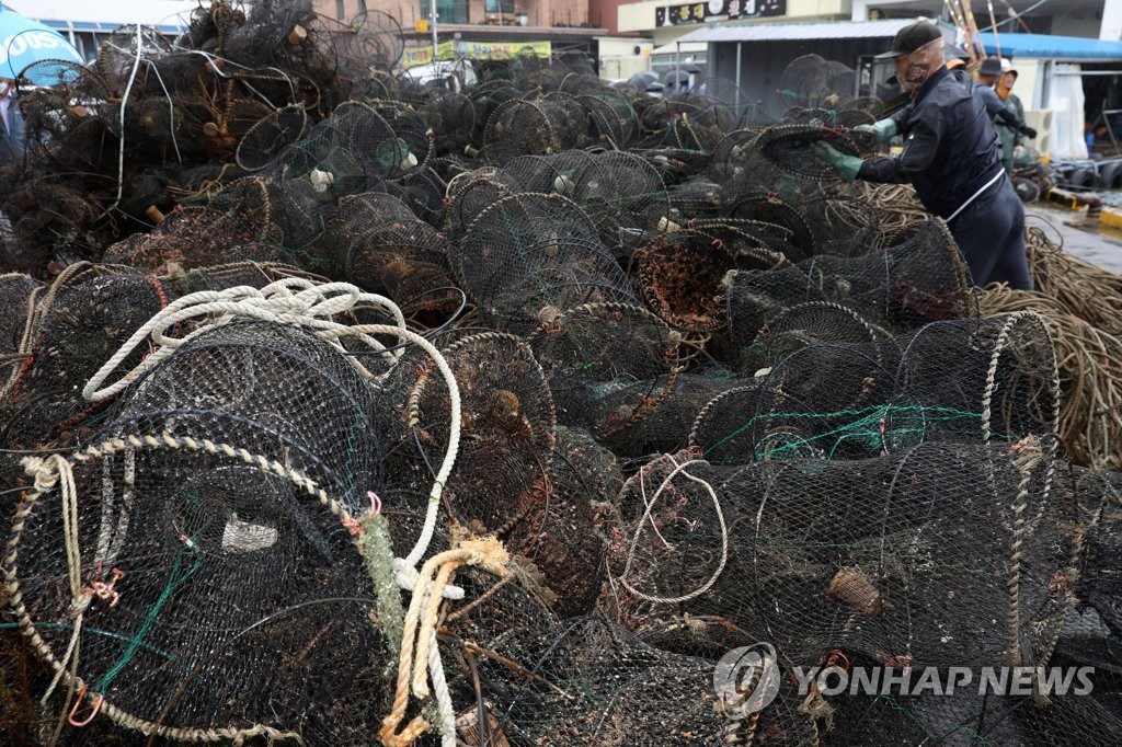 바다를 깨끗하게…수협, 양양 남애항서 침적 쓰레기 수거