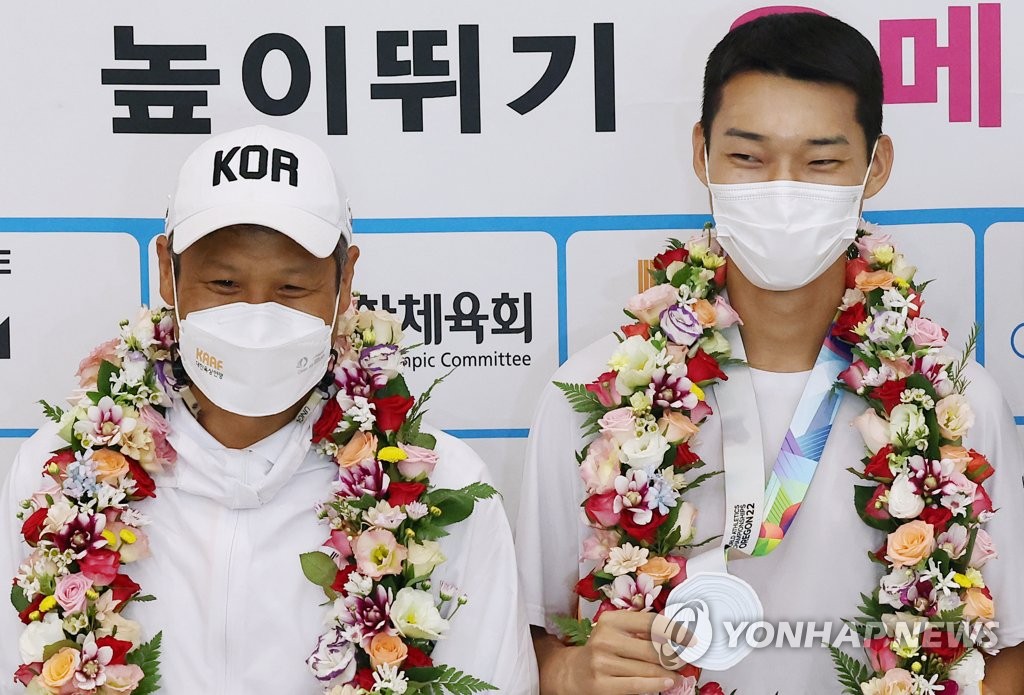 우상혁과 코치가 떠올린 '위기의 2ｍ33'…"바와 너무 가까워"