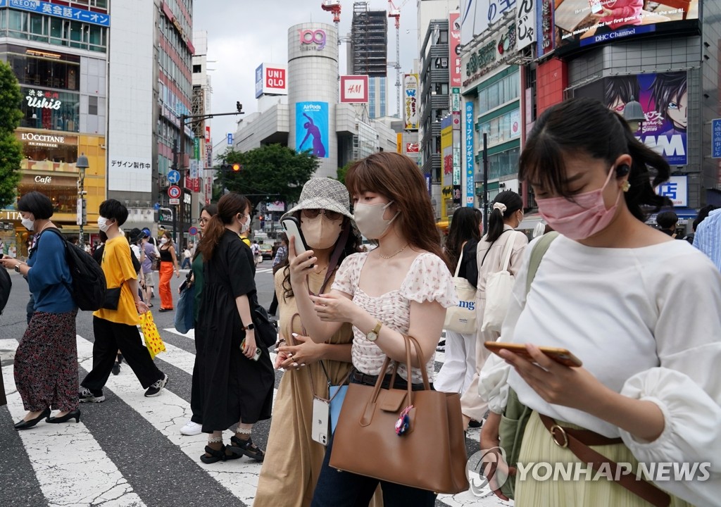 일본 코로나 신규확진 21만명 육박…역대 최다