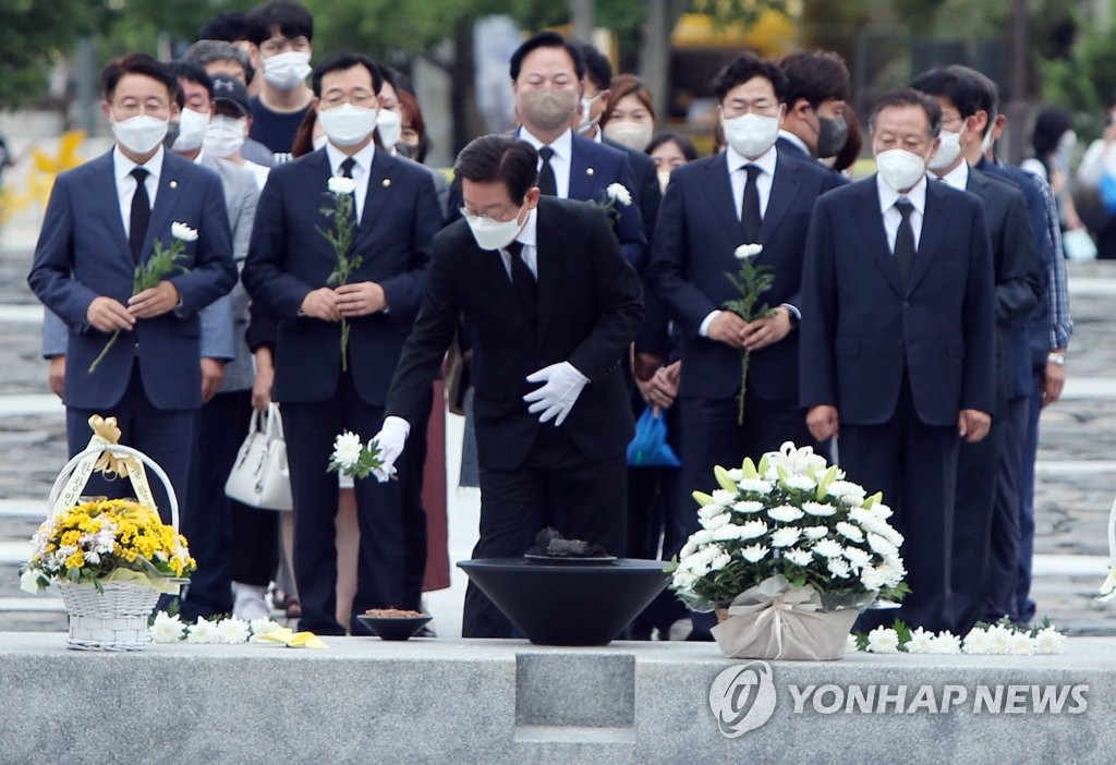 이재명, 봉하마을 참배…"'노무현 정신'으로 '이기는 민주당'"(종합)