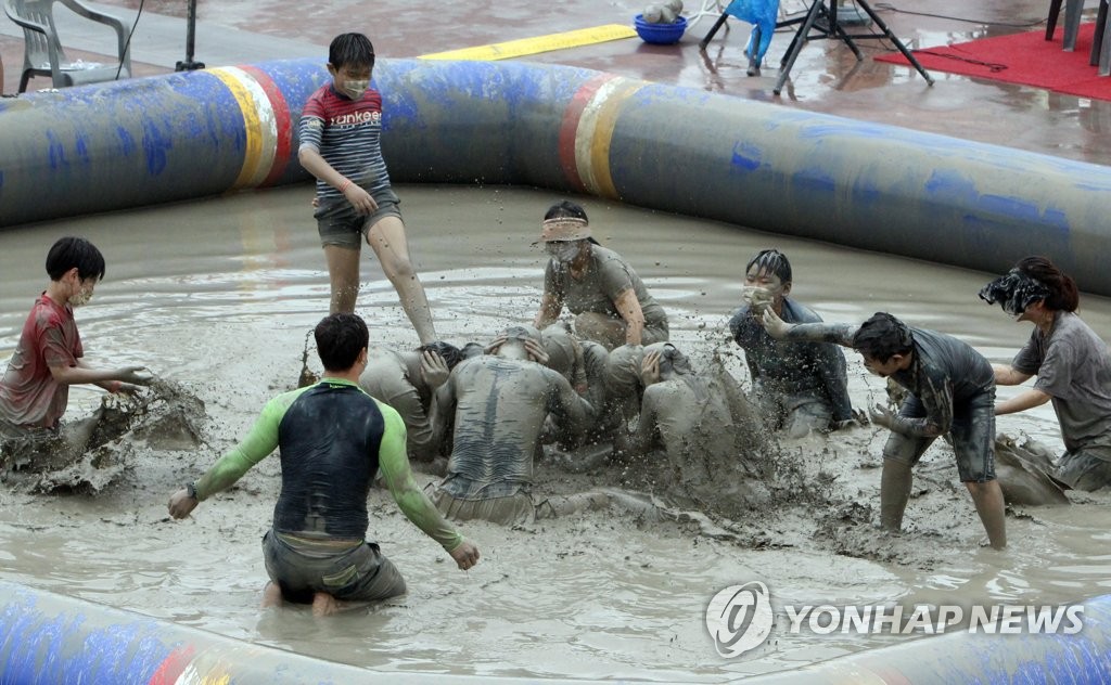 막바지 장맛비에도…전국 해수욕장·관광지 '활기'