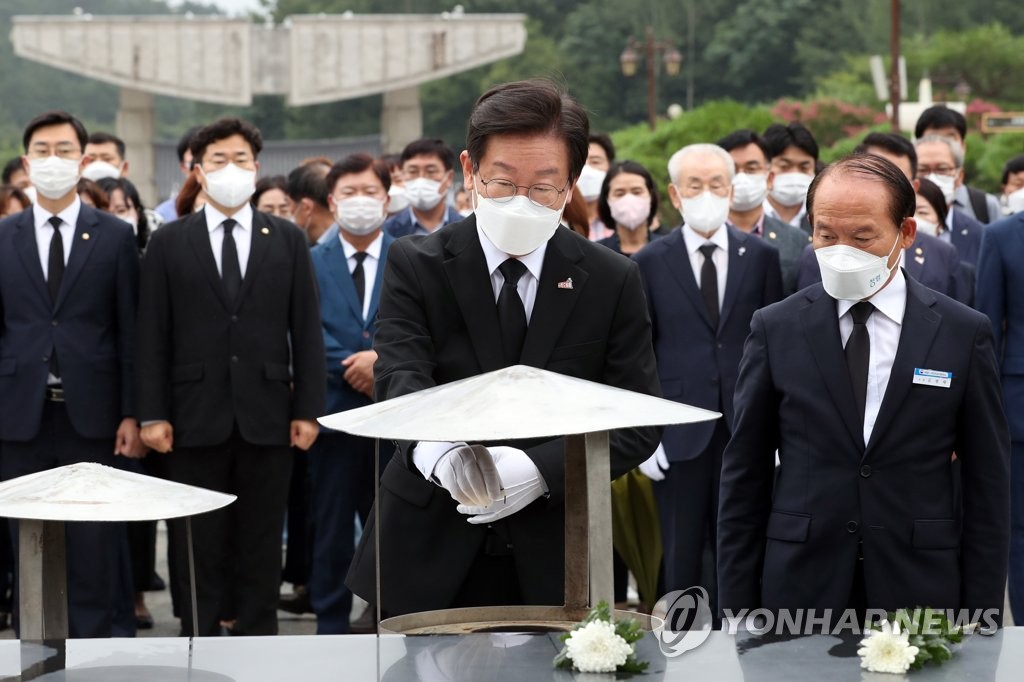 이재명, 5·18묘지 참배 "강하고 유능한 이기는 민주당 만들 것"(종합)