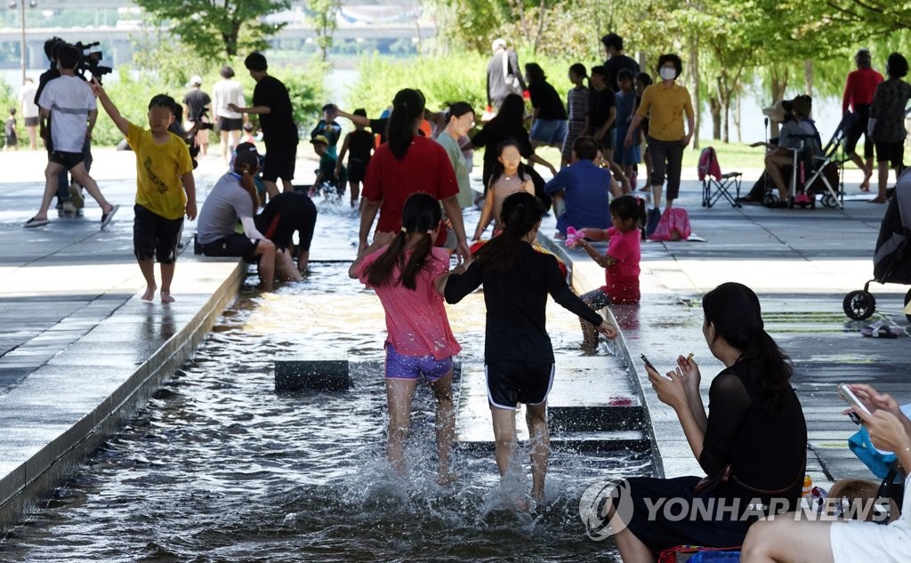 "한증막 더위 피해 실내로" 대형마트·백화점 '북적'