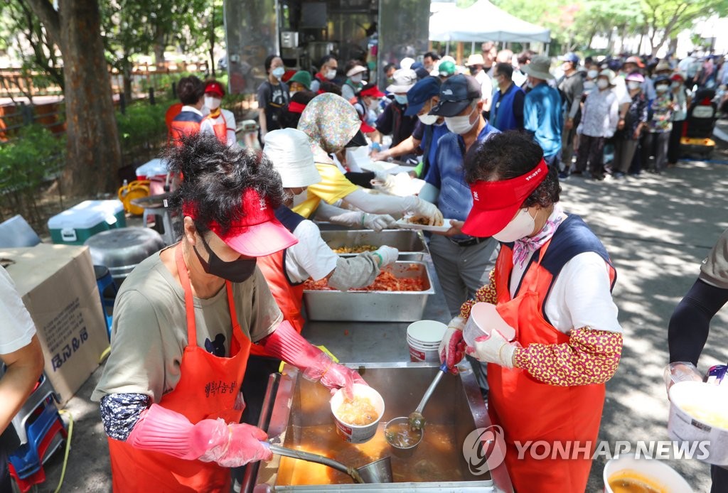 "물가 눈치, 후원 눈치에 코로나까지"…무료급식 '휘청'