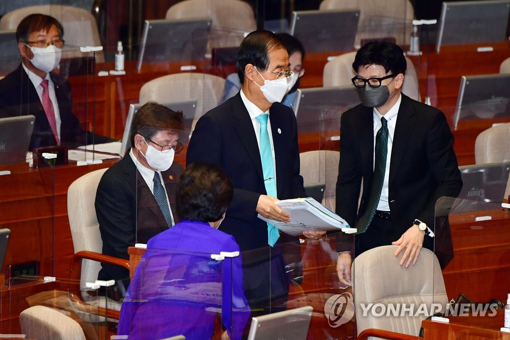 한총리, 중대재해처벌법 완화 질문에 "검토는 해봐야"