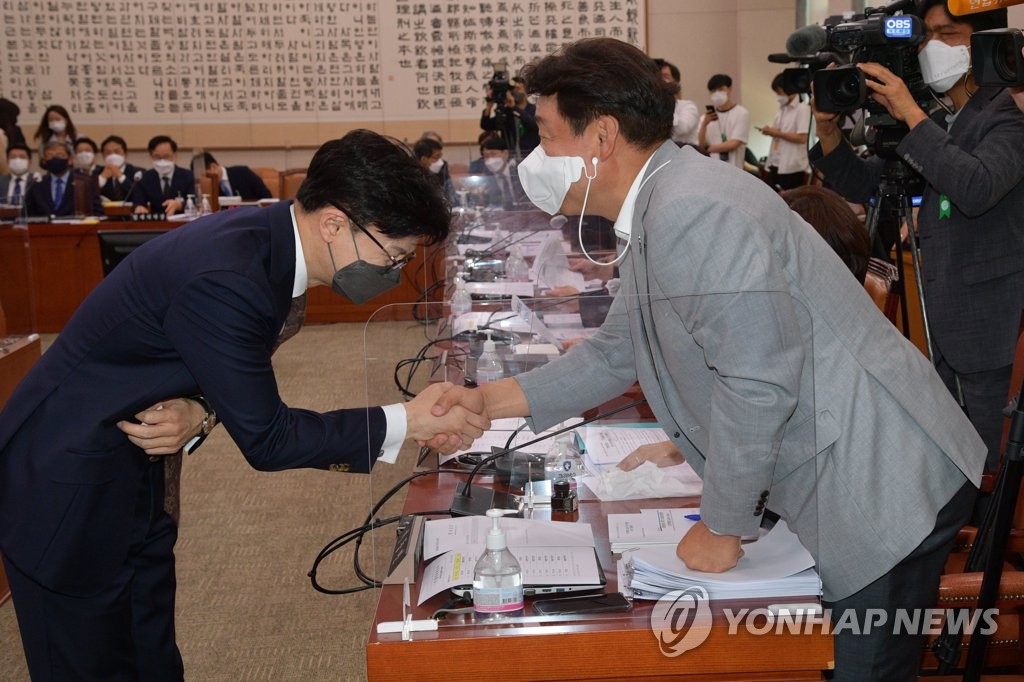 "검사시절 버릇" "구멍가게"…'법사위 첫출석' 한동훈에 野 난타(종합)