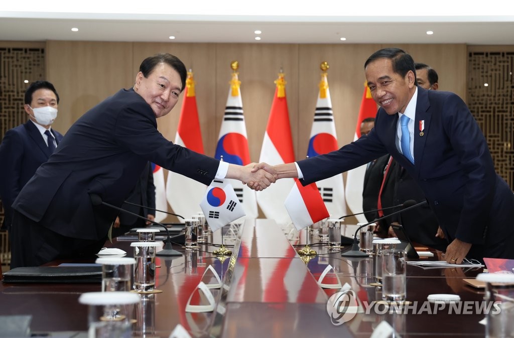 尹, 조코위에 "경제안보 협력 중요…작년 요소수급 협력 감사"