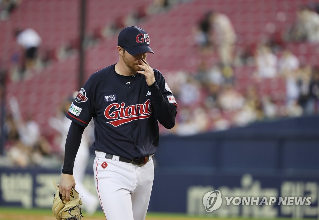 두산, 3년 3개월 만에 롯데 3연전 스윕…반즈, 4회 사사구 남발