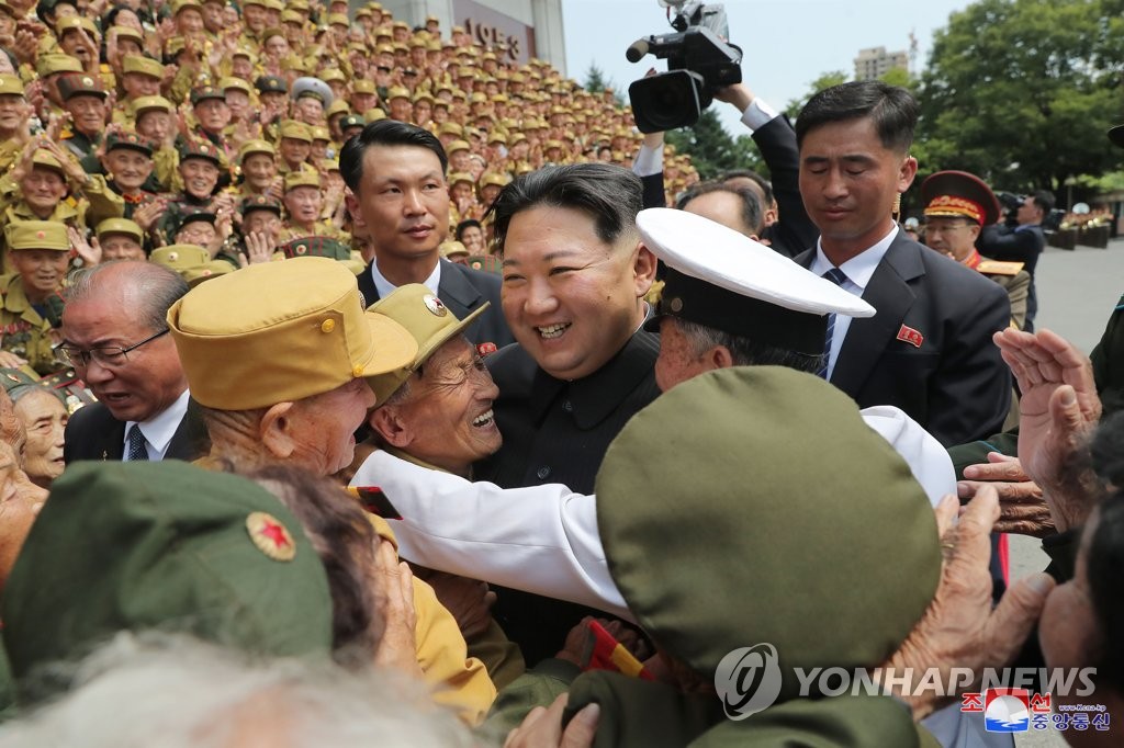 김정은, 북중 우의탑에 헌화…"북중친선 계승 발전될 것"(종합)