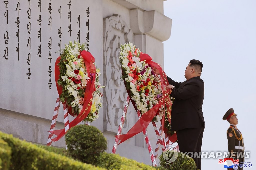 김정은, 북중 우의탑에 헌화…"북중친선 계승 발전될 것"(종합)