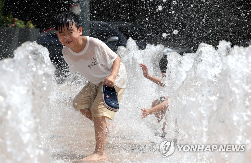 전국 대부분 폭염특보, 분당 37.7도…주말에도 무더위 '기승'