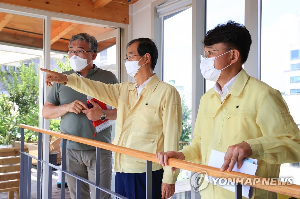 쪽방촌 방문 한총리 "폭염에 고물가까지…지원방안 마련하라"