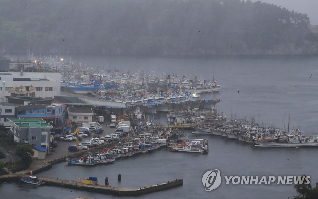 태풍 '송다' 영향 한라산에 100㎜ 넘는 폭우…탐방로 통제