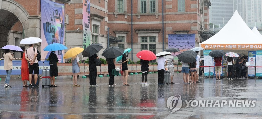 오후 9시 4만2883명 확진, 어제보다 2만7천여명↓…전주의 1.2배