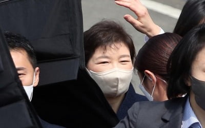 박근혜 전 대통령에 소주병 던진 40대 징역 3년 구형