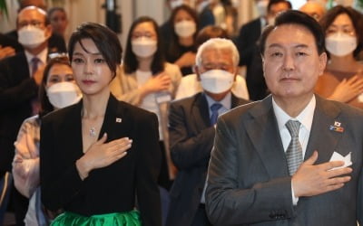 동포 간담회 '우리의 소원' 합창에…윤석열·김건희 '눈시울'