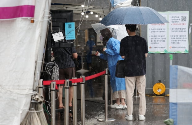  30일 오전 서울역 광장에 마련된 코로나19 임시 선별검사소에서 의료진이 안내하고 있다. 사진=연합뉴스