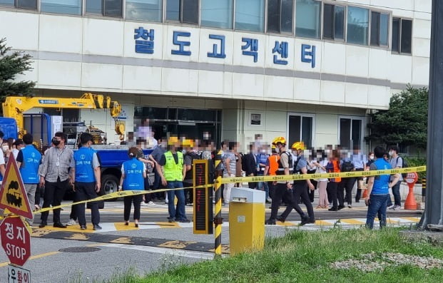 1일 오후 부산역을 출발해 서울 수서역으로 가던 SRT 열차가 대전조차장역 인근에서 탈선해 11명이 다치는 사고가 발생했다. 사진은 사고 현장에 있던 승객 모습. /사진=연합뉴스