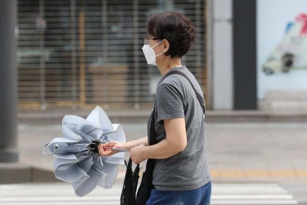 오락가락 비소식에 우산을 접는 서울 시민. /사진=연합뉴스