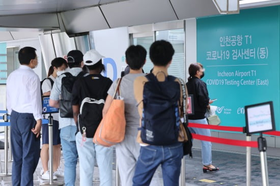 8일 오후 인천국제공항 제1터미널에 마련된 코로나19 검사센터/ 사진=연합뉴스