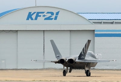[속보] "첫 이륙한 국산 전투기 KF-21 순조롭게 비행"