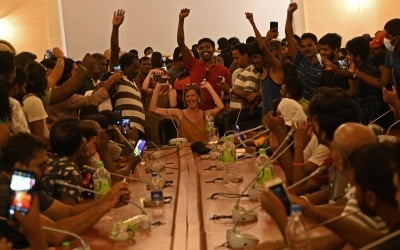 '극심한 경제난' 스리랑카…대통령 피신한 관저서 '돈다발' 발견