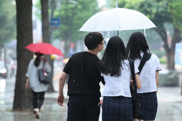 서울 종로구 세종문화회관 인근에서 학생들이 우산 하나를 같이 쓰고 있다. /사진=연합뉴스