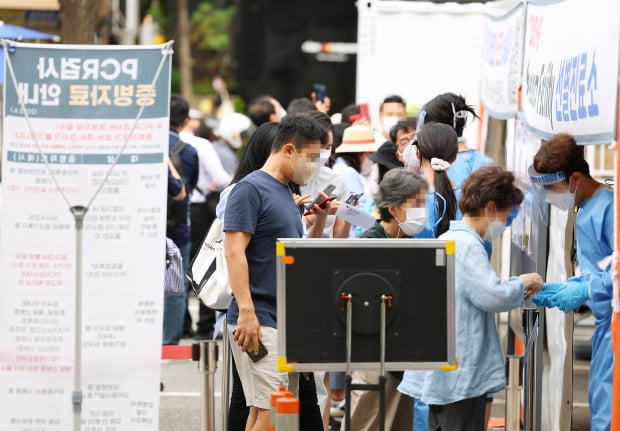 코로나19가 다시 확산하고 있는 12일 오전 서울 강남구보건소에 마련된 선별진료소를 찾은 시민들이 검사 순서를 기다리고 있다. 사진=연합뉴스