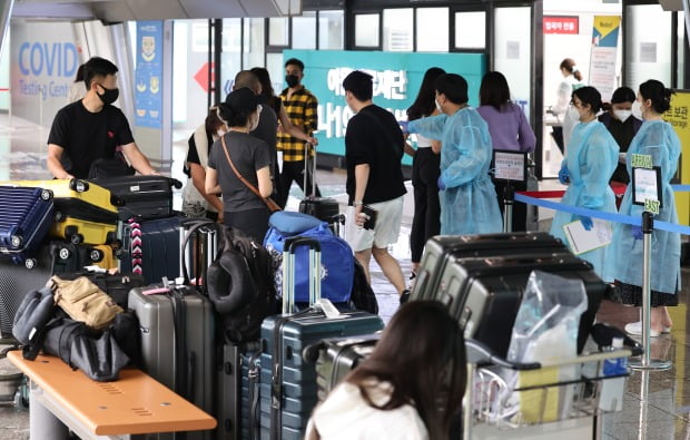 인천국제공항 제1여객터미널 입국자 전용 코로나19 검사 센터가 해외 입국자들로 붐비고 있다.(사진=연합뉴스)