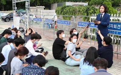 박지현, 민주당 외면에 길거리 출마…"정치 잘못 배웠다" 비판도
