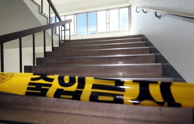 인천시 미추홀구 인하대 캠퍼스 내 건물 계단에 폴리스라인이 설치돼 있다. 사진=연합뉴스
