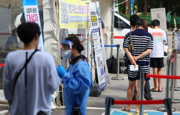18일 오전 서울 양천구보건소에 마련된 선별진료소에서 시민들이 검사 순서를 기다리고 있다. 사진=연합뉴스