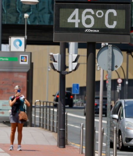 A thermometer installed on the street of Bilbao in the Basque Country, northern Spain, shows 46 degrees Celsius on the 17th (local time).  In Spain, an unusual heat wave of over 40 degrees Celsius has continued for more than a week due to the influx of heat waves from the Sahara Desert.  /photo = EPA