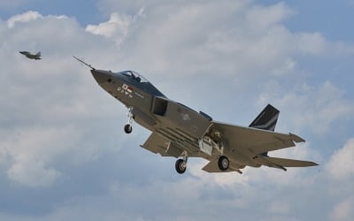 국산 전투기 KF-21 첫 비행 성공…尹 "자주국방으로 가는 쾌거"