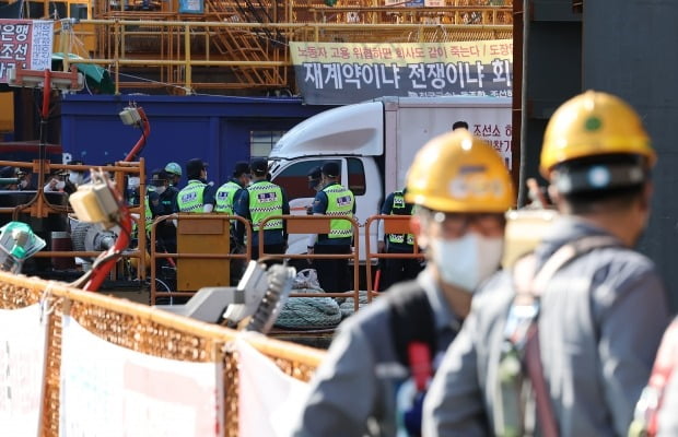 경남 거제시 대우조선해양 옥포조선소 1독 인근에 경찰이 배치돼 있다. 사진=연합뉴스