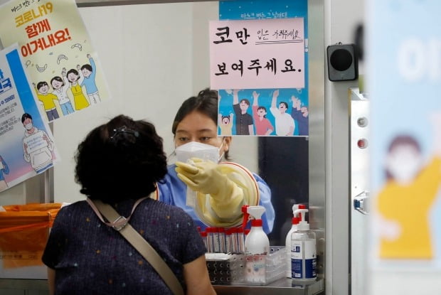  광주 북구 상시선별진료소에서 보건소 의료진이 검사 대상자의 검체를 채취하고 있다. /사진=연합뉴스