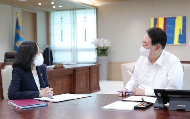 윤석열 대통령이 25일 서울 용산 대통령실 청사 집무실에서 김현숙 여성가족부 장관으로부터 부처 업무보고를 받고 있다. 사진=연합뉴스