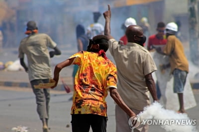 '군부 쿠데타' 수단서 반군부 시위대에 수류탄…최소 9명 사망